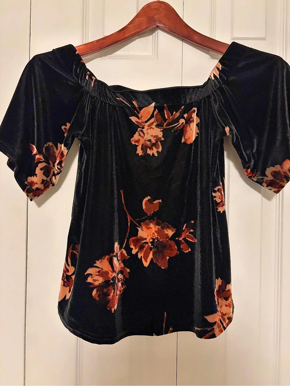 BKE Boutique by Buckle Black Velvet Floral Off Shoulder Top XS